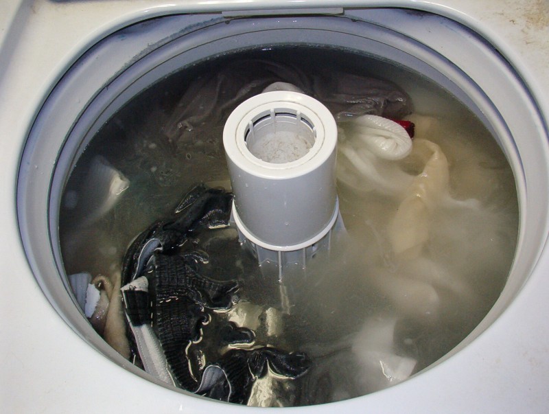 wash clothes with white vinegar