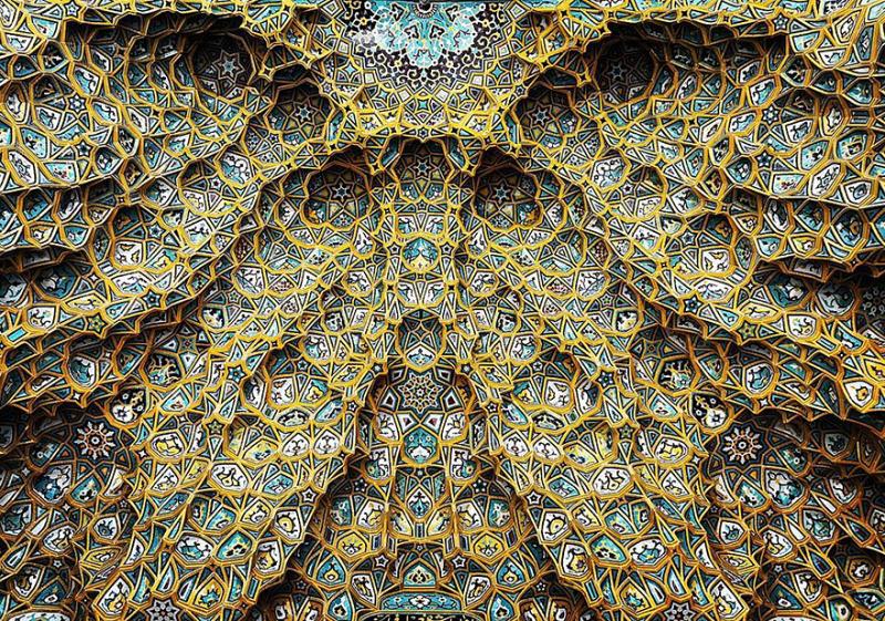 hypnotizing art of mosque's ceiling 1