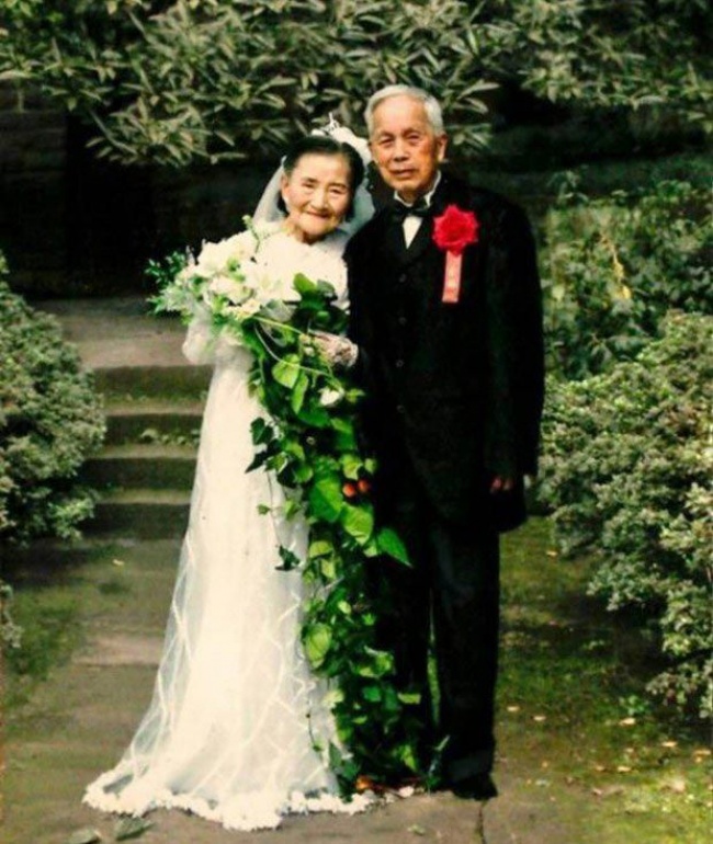 old couple recreated wedding 