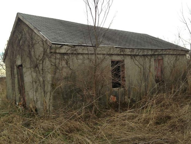 abandoned farmhouse 