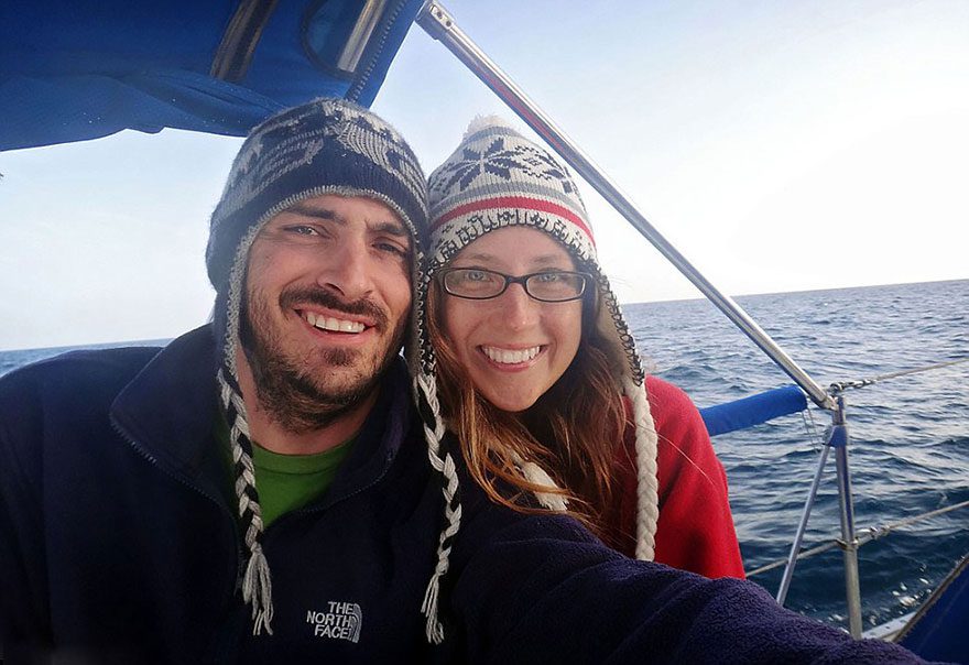 Couple sailing around the world2