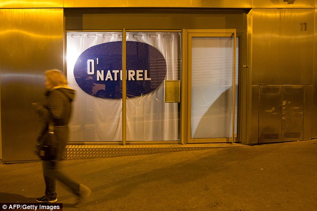 paris opens nudist restaurant